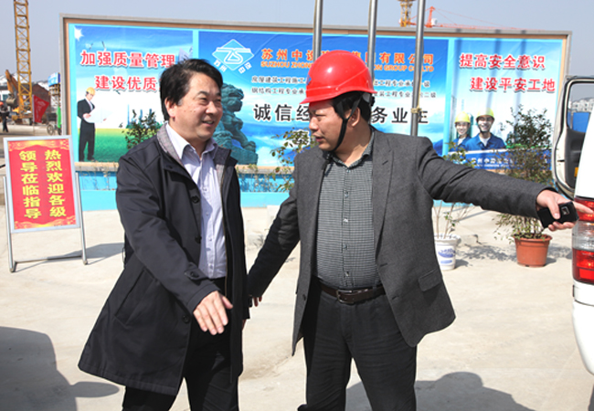省住建廳質(zhì)安處李?lèi)?ài)國(guó)副處長(zhǎng)來(lái)我公司蘇地2011-G-35號(hào)地塊工地開(kāi)展春節(jié)復(fù)工檢查 省住建廳質(zhì)安處李?lèi)?ài)國(guó)副處長(zhǎng)來(lái)我公司蘇地2011-G-35號(hào)地塊工地開(kāi)展春節(jié)復(fù)工檢查