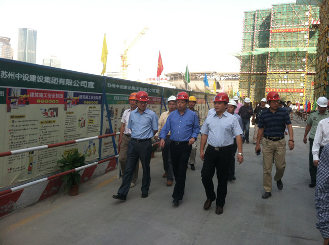 市政府徐惠民副市長(zhǎng)帶隊(duì)來(lái)我公司承建的2012-G-1地塊定銷(xiāo)房工程檢查國(guó)慶節(jié)前安全生產(chǎn)工作