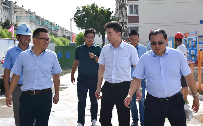 高新區(qū)住建局對(duì)農(nóng)貿(mào)市場(chǎng)項(xiàng)目進(jìn)行高溫慰問 高新區(qū)住建局對(duì)農(nóng)貿(mào)市場(chǎng)項(xiàng)目進(jìn)行高溫慰問