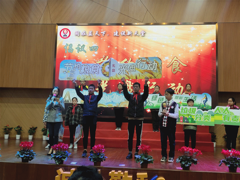 劉書(shū)華董事長(zhǎng)代表市光彩事業(yè)促進(jìn)會(huì)向市十二中學(xué)捐贈(zèng)辦班款 劉書(shū)華董事長(zhǎng)代表市光彩事業(yè)促進(jìn)會(huì)向市十二中學(xué)捐贈(zèng)辦班款