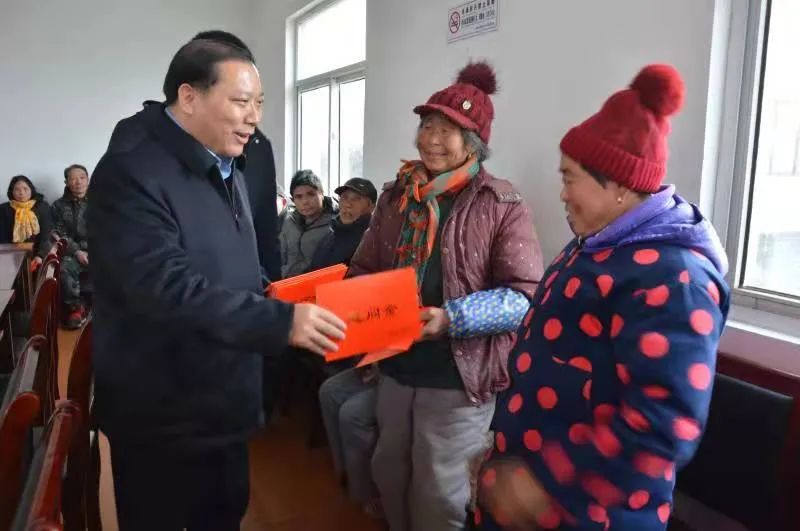 蘇州中設(shè)建設(shè)集團黨委書記、董事長劉書華為淮安市洪澤東雙溝鎮(zhèn)宋莊村捐款安裝路燈 助力鄉(xiāng)村振興