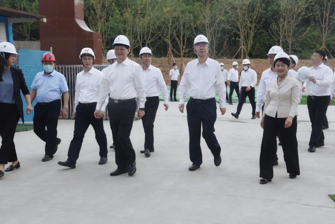 南京大學黨委書記胡金波、校長呂建、蘇州市長吳慶文一行蒞臨集團公司承建的南大蘇州校區(qū)施工現(xiàn)場調(diào)研考察