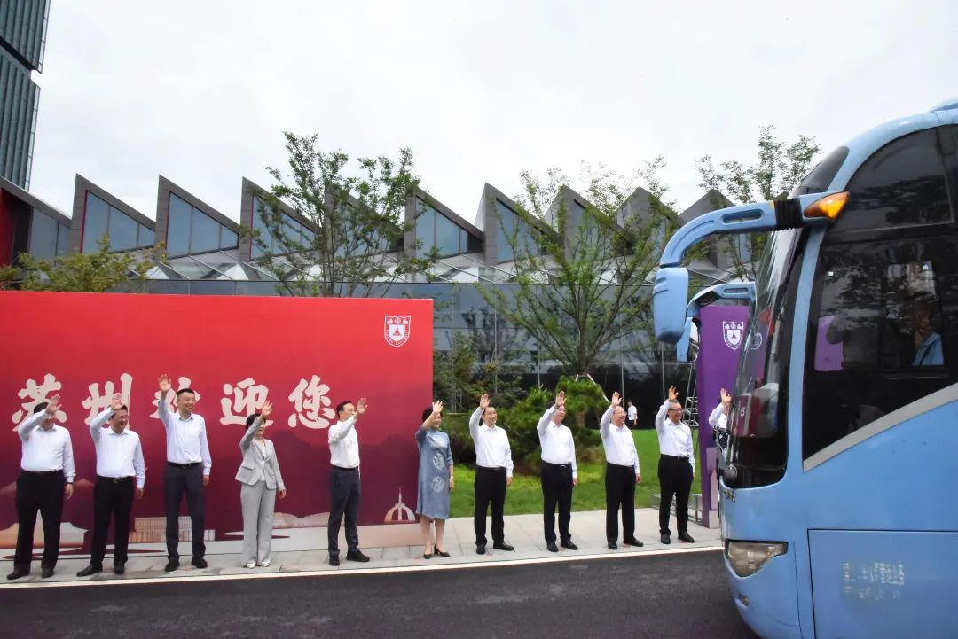【快訊】今天，集團公司承建的南京大學(xué)蘇州校區(qū)（東區(qū)）教學(xué)樓、食堂項目正式投入使用