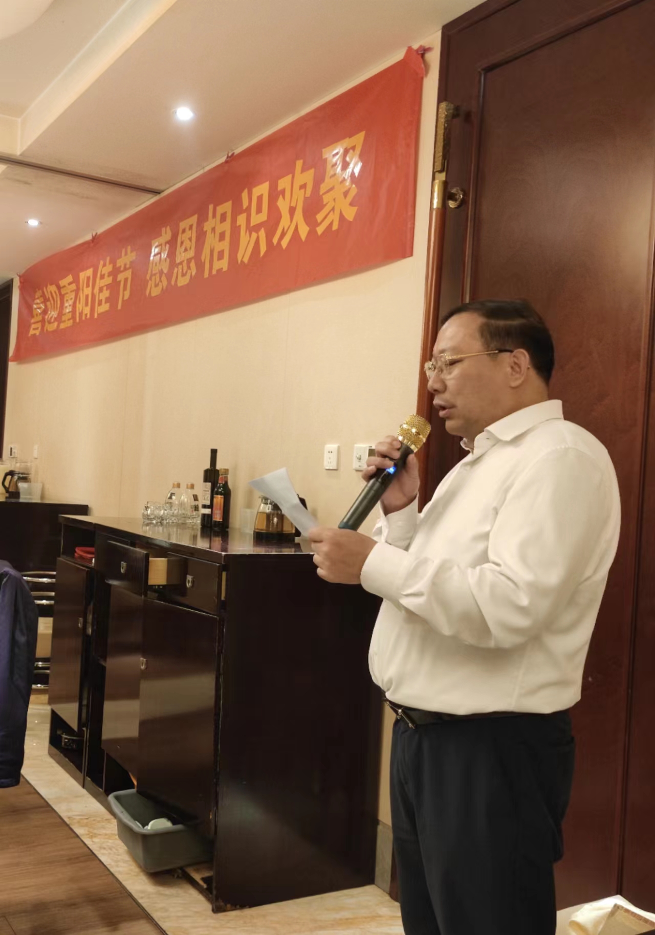 【情暖重陽(yáng)】洪澤區(qū)愛(ài)心助學(xué)基金會(huì)理事長(zhǎng)、集團(tuán)董事長(zhǎng)劉書(shū)華參加“喜迎重陽(yáng)佳節(jié) 感恩相識(shí)歡聚”活動(dòng)