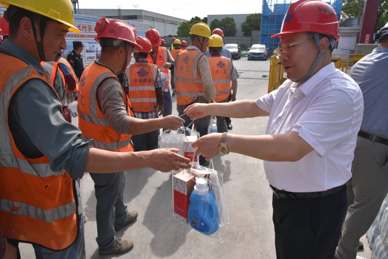 【戰(zhàn)高溫?fù)屵M(jìn)度 項目建設(shè)不停歇】蘇州中設(shè)集團(tuán)開展夏送清涼慰問活動