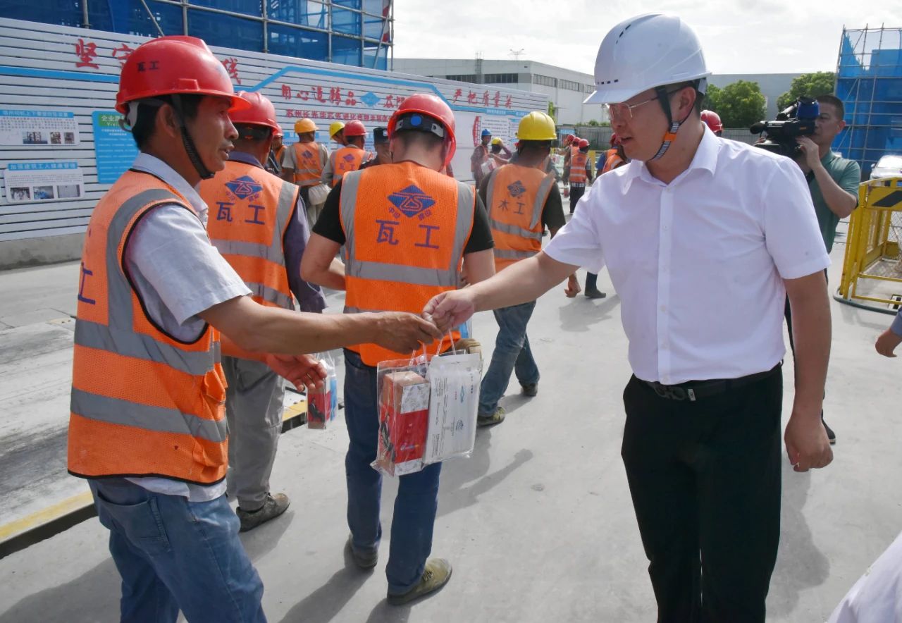 【戰(zhàn)高溫?fù)屵M(jìn)度 項目建設(shè)不停歇】蘇州中設(shè)集團(tuán)開展夏送清涼慰問活動