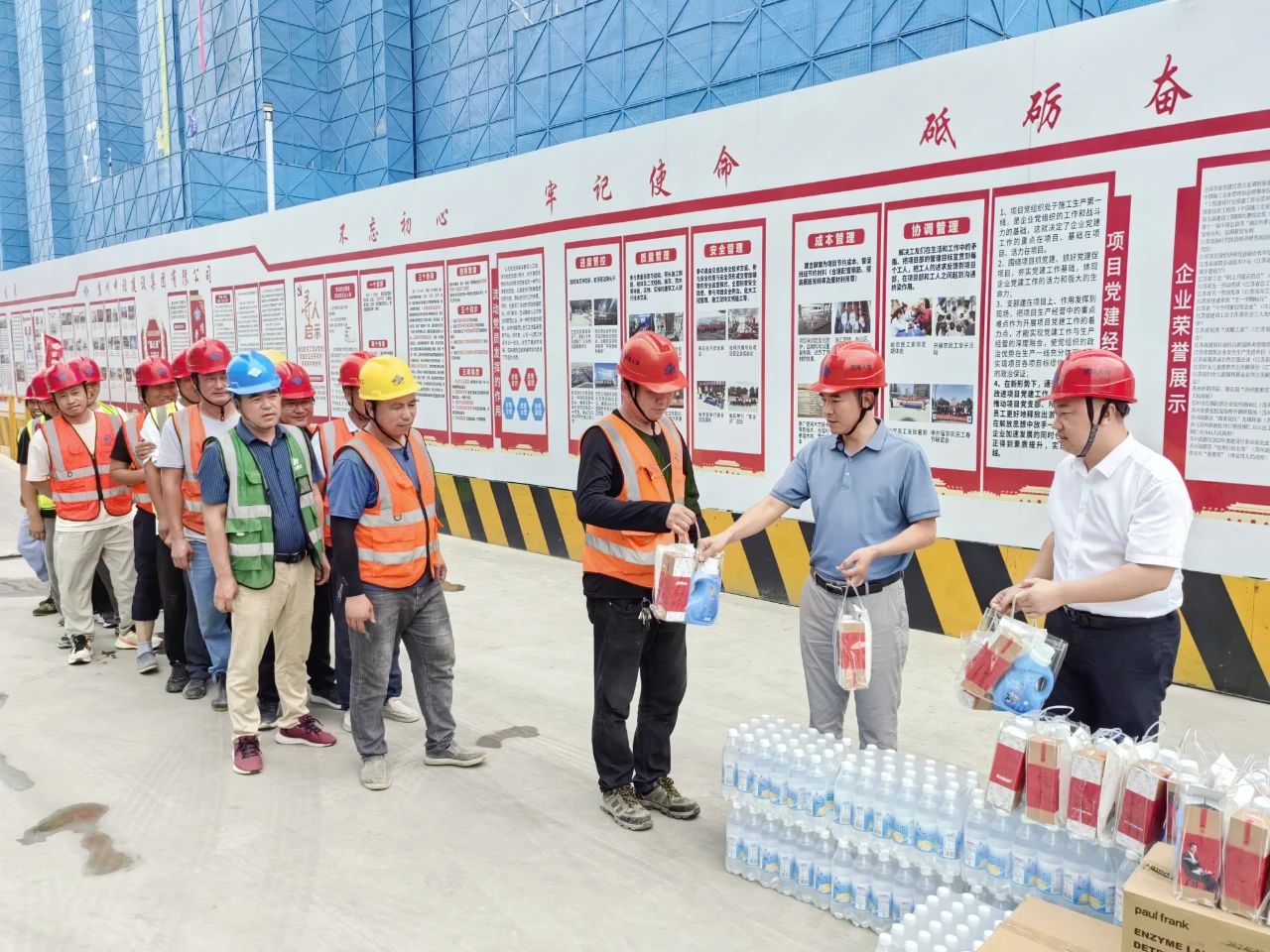 【戰(zhàn)高溫?fù)屵M(jìn)度 項目建設(shè)不停歇】蘇州中設(shè)集團(tuán)開展夏送清涼慰問活動